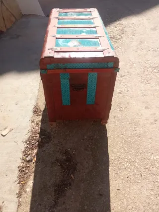 Baúl antiguo de madera y metal