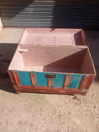 Baúl antiguo de madera y metal