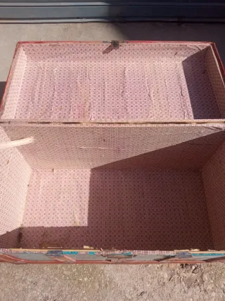 Baúl antiguo de madera y metal