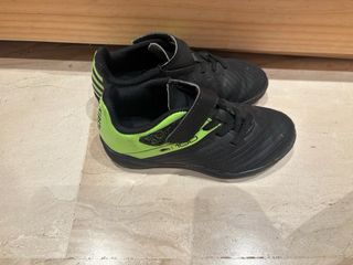 Botas de fútbol infantiles negras talla 26, 28