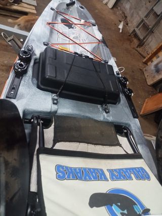 Kayak de pesca a pedales con carro