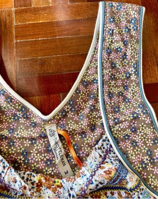 Top solto com padrões florais (throttleman, M)