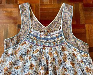 Top solto com padrões florais (throttleman, M)