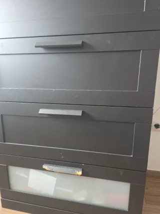 Cómoda negra con cajones y detalles de cristal