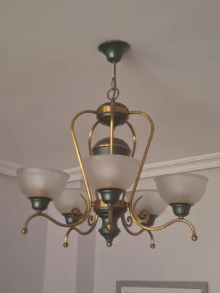 Lámpara de techo dorada y verde