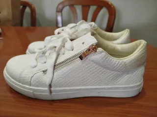 Zapatillas Blancas con Cremallera