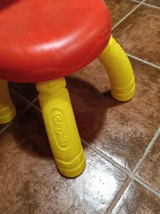 Pupitre infantil Crayola con banqueta. Poco uso