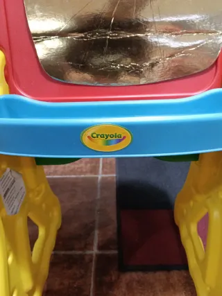 Pupitre infantil Crayola con banqueta. Poco uso