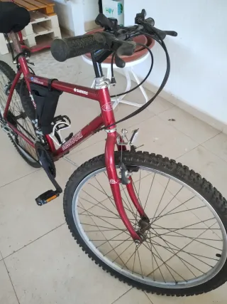 Bicicleta de montaña roja Shimano