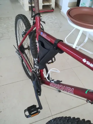 Bicicleta de montaña roja Shimano