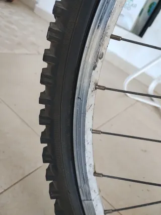 Bicicleta de montaña roja Shimano