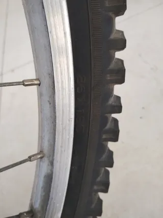 Bicicleta de montaña roja Shimano