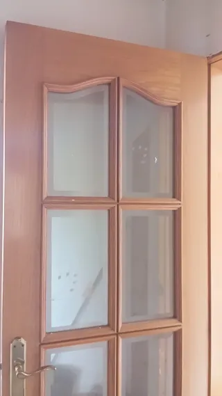 Puerta de madera con cristal