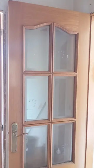 Puerta de madera con cristal