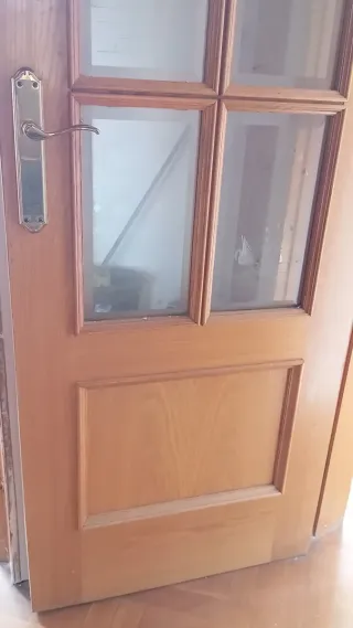 Puerta de madera con cristal