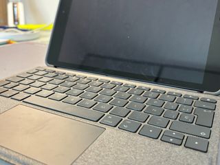 Apple iPad 9ª Gen Space Gray + Teclado Apple