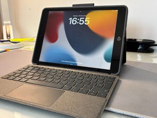Apple iPad 9ª Gen Space Gray + Teclado Apple