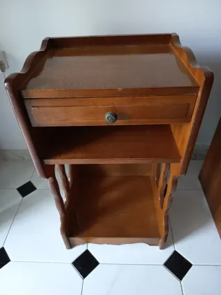Cómoda y mesita de noche de madera