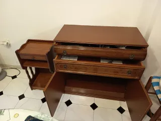 Cómoda y mesita de noche de madera