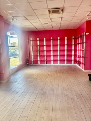 Estanterías de tienda color rosa y blanco