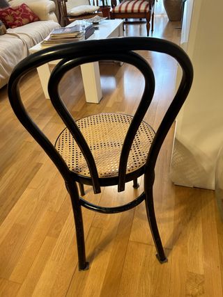 Silla de comedor negra con asiento de ratán