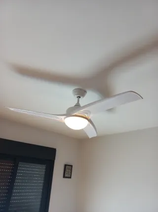 Ventilador de techo blanco