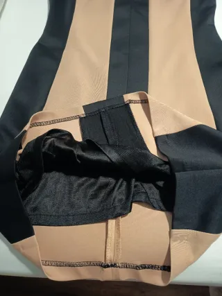 Elegante vestido beige y negro