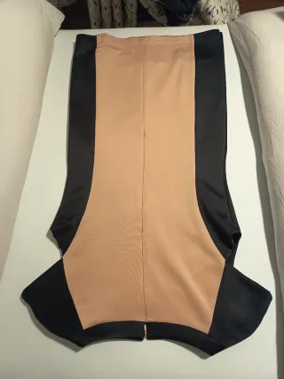 Elegante vestido beige y negro