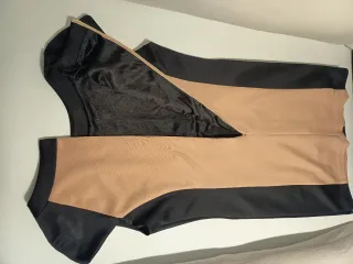 Elegante vestido beige y negro