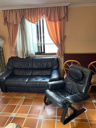 Sofá y sillón piel auténtica negros a conjunto.