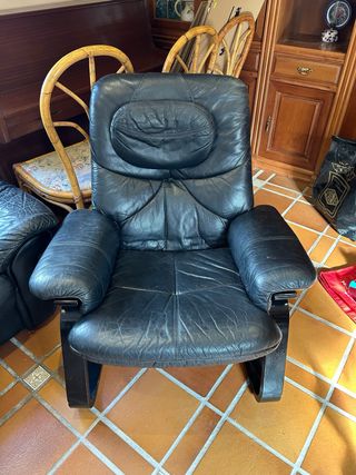 Sofá y sillón piel auténtica negros a conjunto.