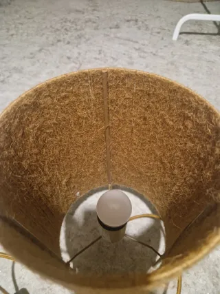 Lámpara de mesa artesanal de yute