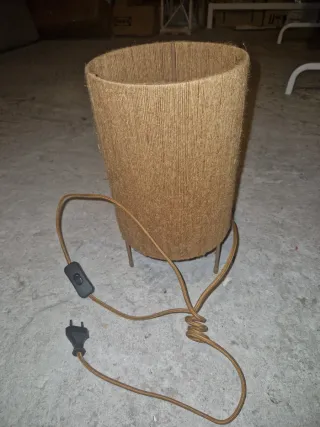 Lámpara de mesa artesanal de yute