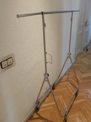 2 Percheros Metálicos con Ruedas