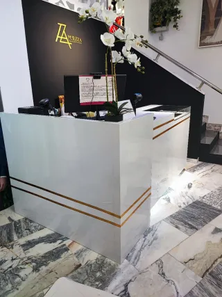 Mostrador blanco madera con detalles dorados
