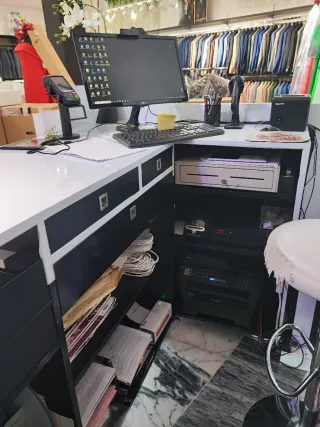 Mostrador blanco madera con detalles dorados