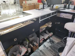 Mostrador blanco madera con detalles dorados