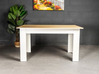 Mesa de madera con sillas