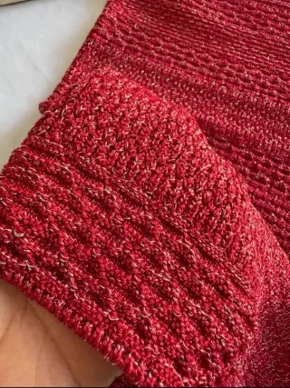 Vestido rojo con brillos y escote.