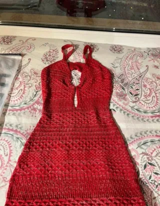 Vestido rojo con brillos y escote.