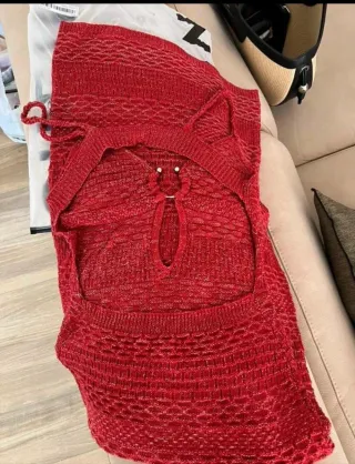 Vestido rojo con brillos y escote.