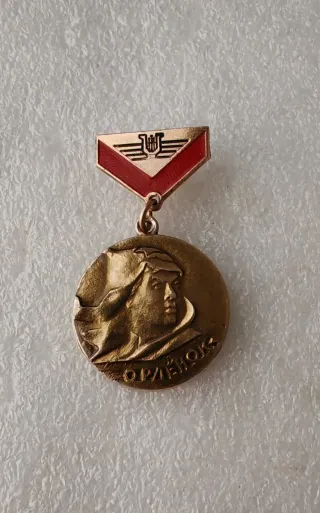 Spilla Opera con nastro rosso e oro