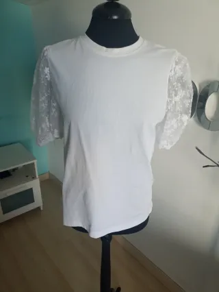 Camiseta Zara blanca con mangas de encaje