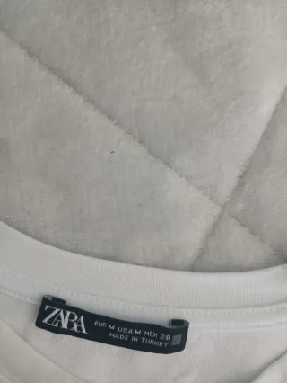 Camiseta Zara blanca con mangas de encaje