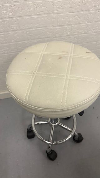 Taburete ajustable con ruedas