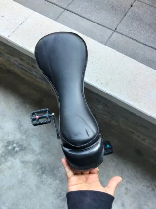 Monociclo negro con rueda grande