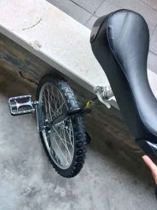 Monociclo negro con rueda grande