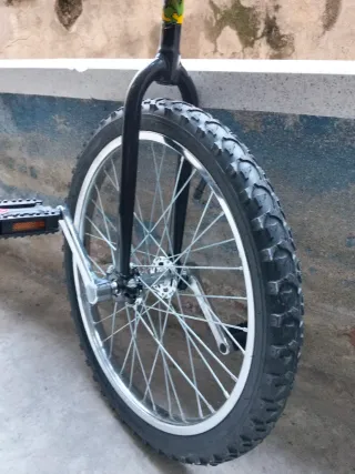 Monociclo negro con rueda grande