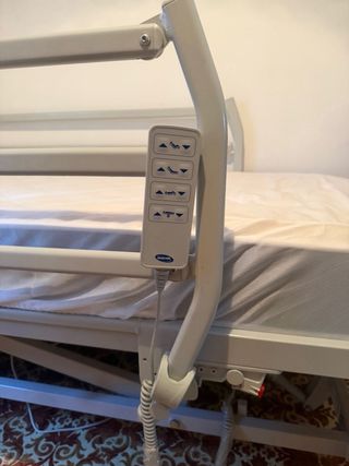 Cama hospitalaria eléctrica articulada Invacare