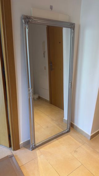 Espejo grande plateado con marco decorado